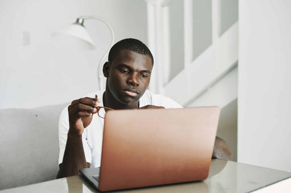 ¿Cómo enseñar a un gato a no arañar a los niños pequeños en casa?